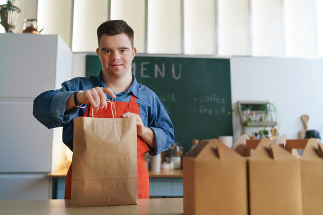beschut-werk-restaurant-jong-down-verstandelijk-beperkt_2132696653