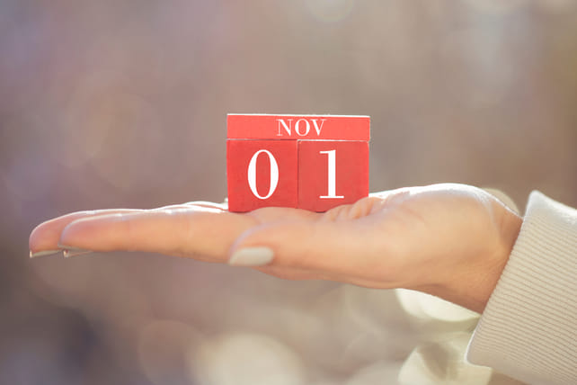 1-november-op-hand_1089381518