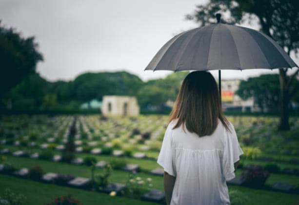 begraafplaats-vrouw-rouwen-shutterstock_1143491999