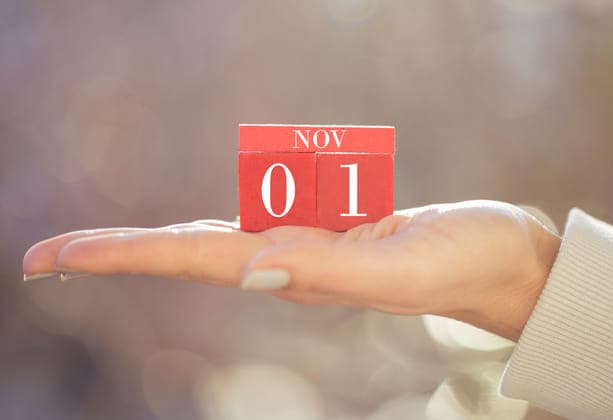 1-november-op-hand_1089381518