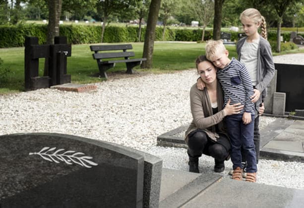 Begraafplaats-vrouw-kinderen-650367397